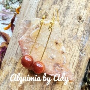 Elegant Gold and Red carnelian Earrings